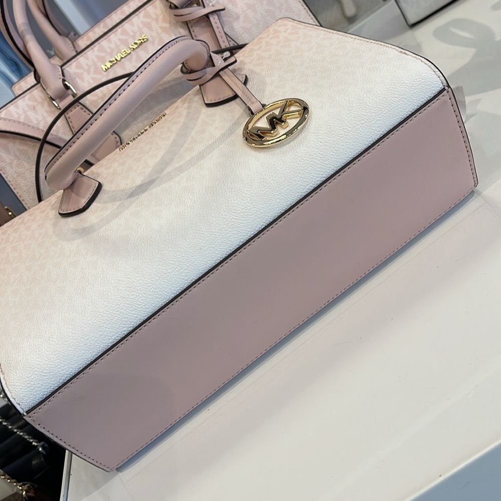 MICHAEL KORS Sheila Md Ombré Signature Logo Satchel Crossbody Bag
Powder Blush - Picture 7 of 16